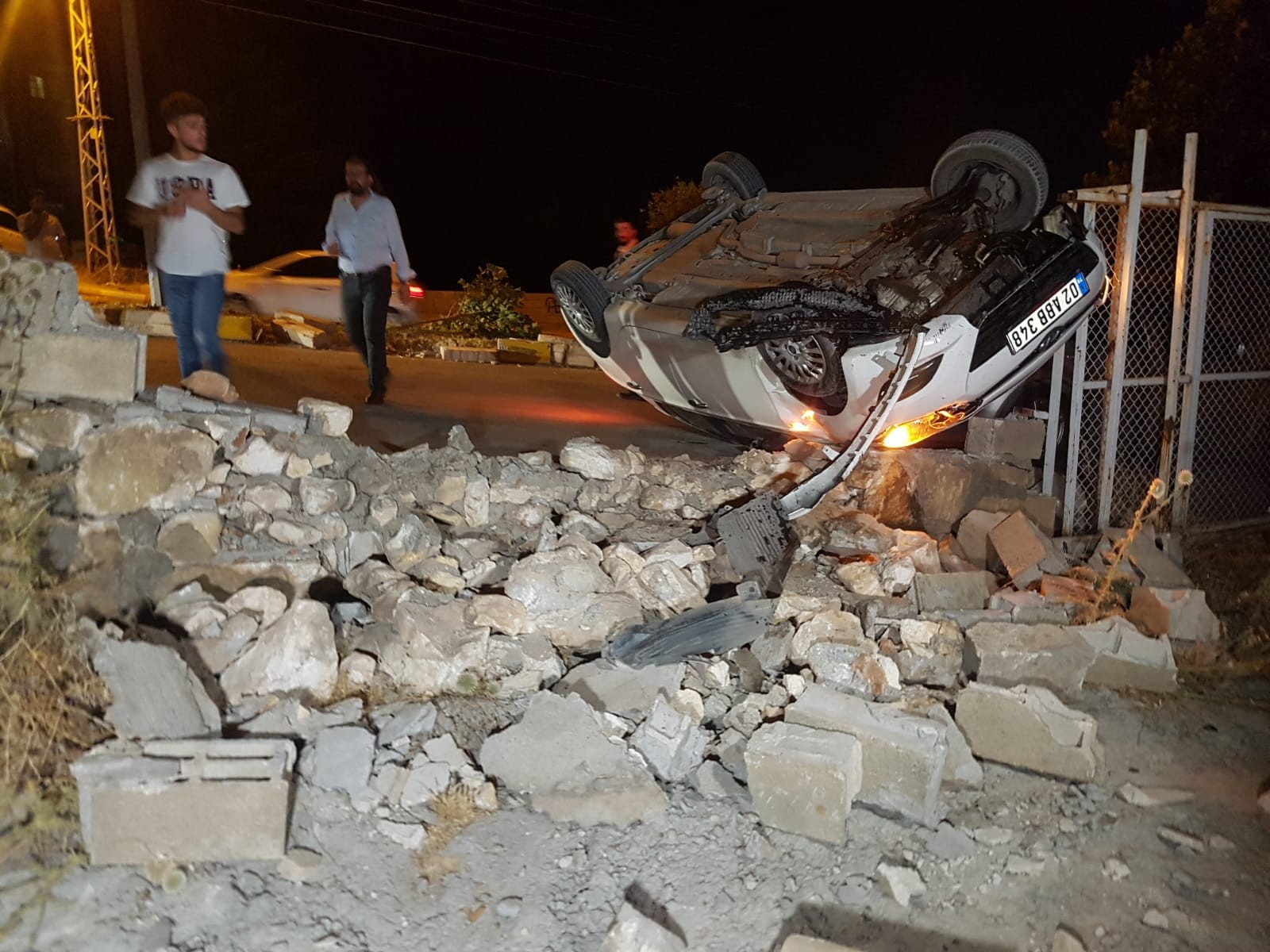 Taklalar atan otomobil bahçe duvarına çarparak durabildi