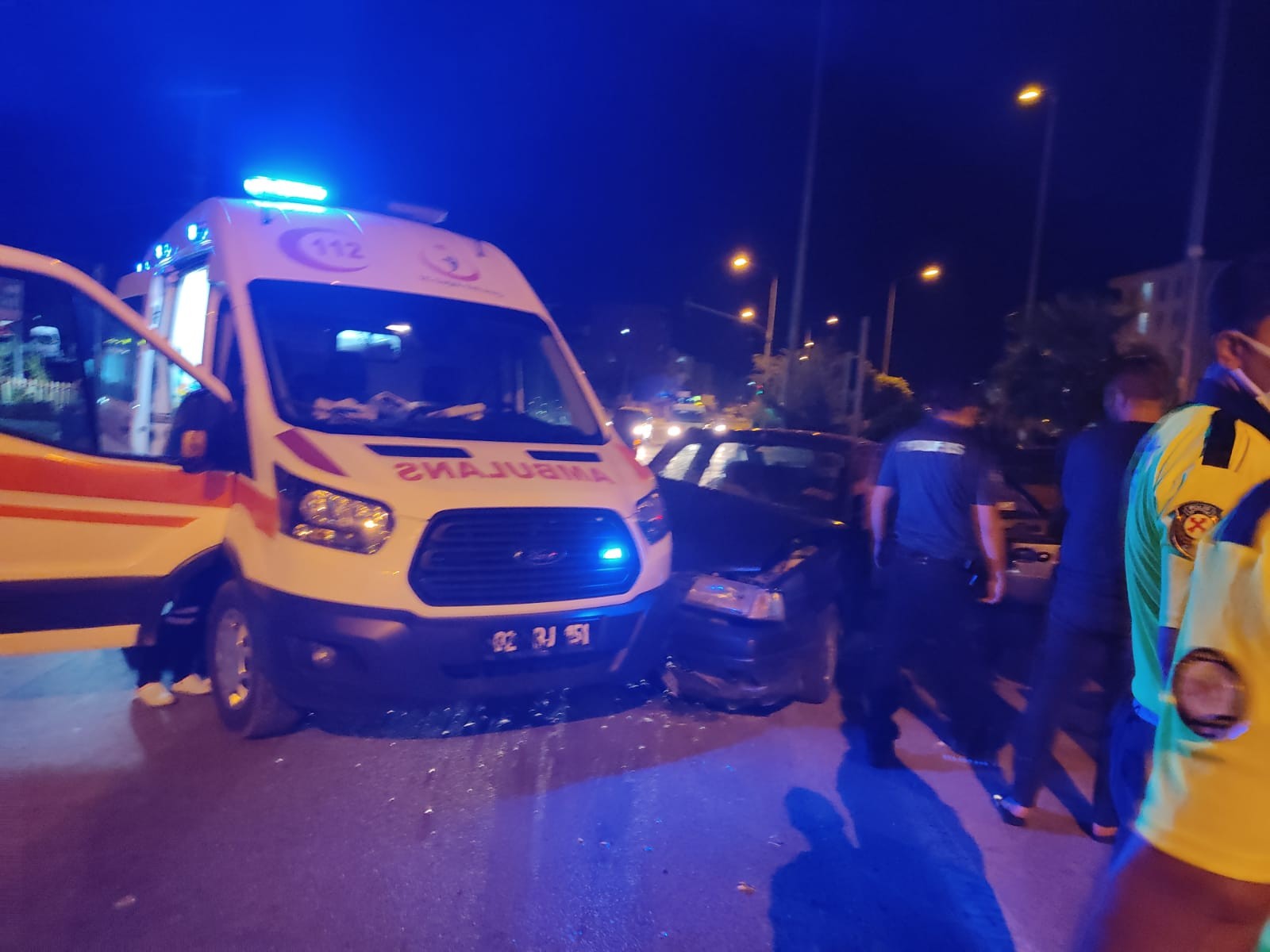 Ambulans ile otomobil çarpıştı: 3 yaralı