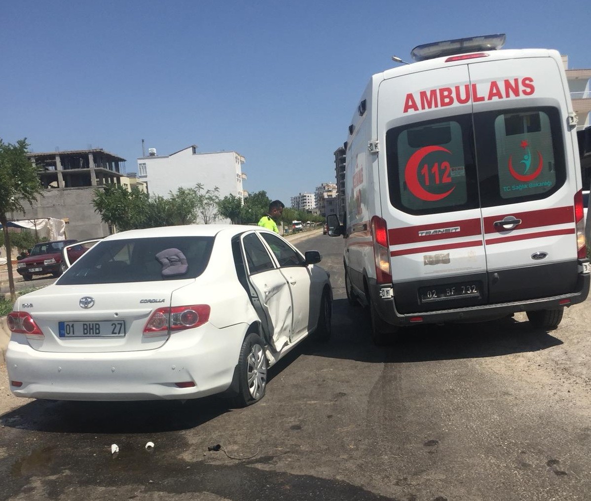 İki otomobil çarpıştı: 3 yaralı