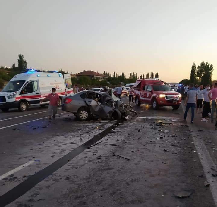 İki otomobil kafa kafaya çarpıştı: 1 ölü, 2 ağır yaralı