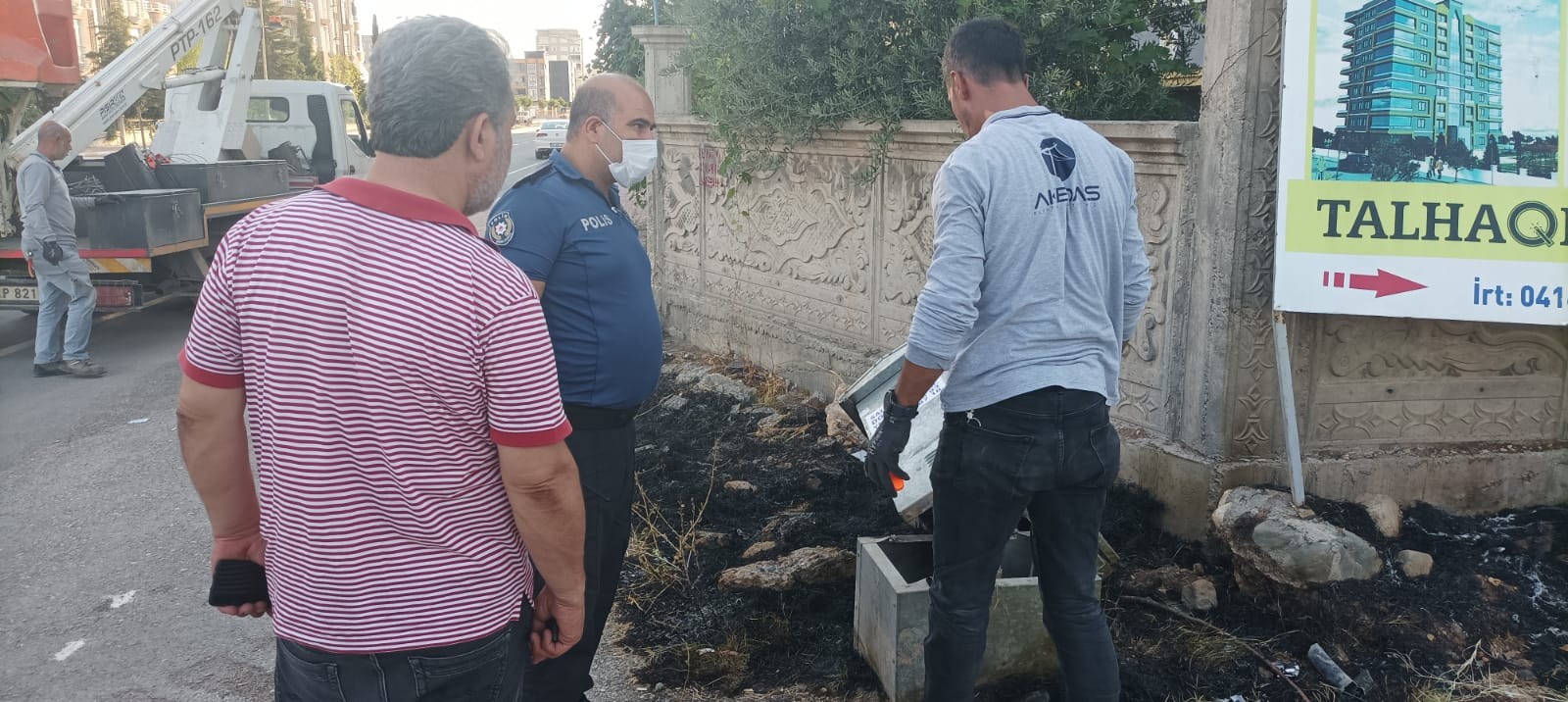Kamyonun çarptığı trafo patladı