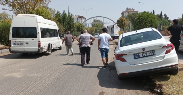 Minibüs ile otomobil çarpıştı: 1 yaralı