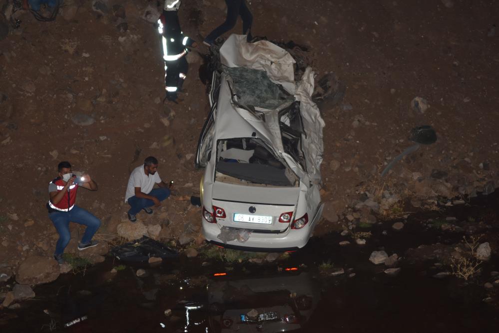 Araç köprüden aşağı düştü: 2 ölü, 1 yaralı