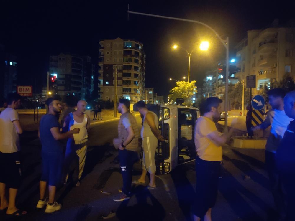 Hafif ticari araç ile minibüs çarpıştı: 2 yaralı