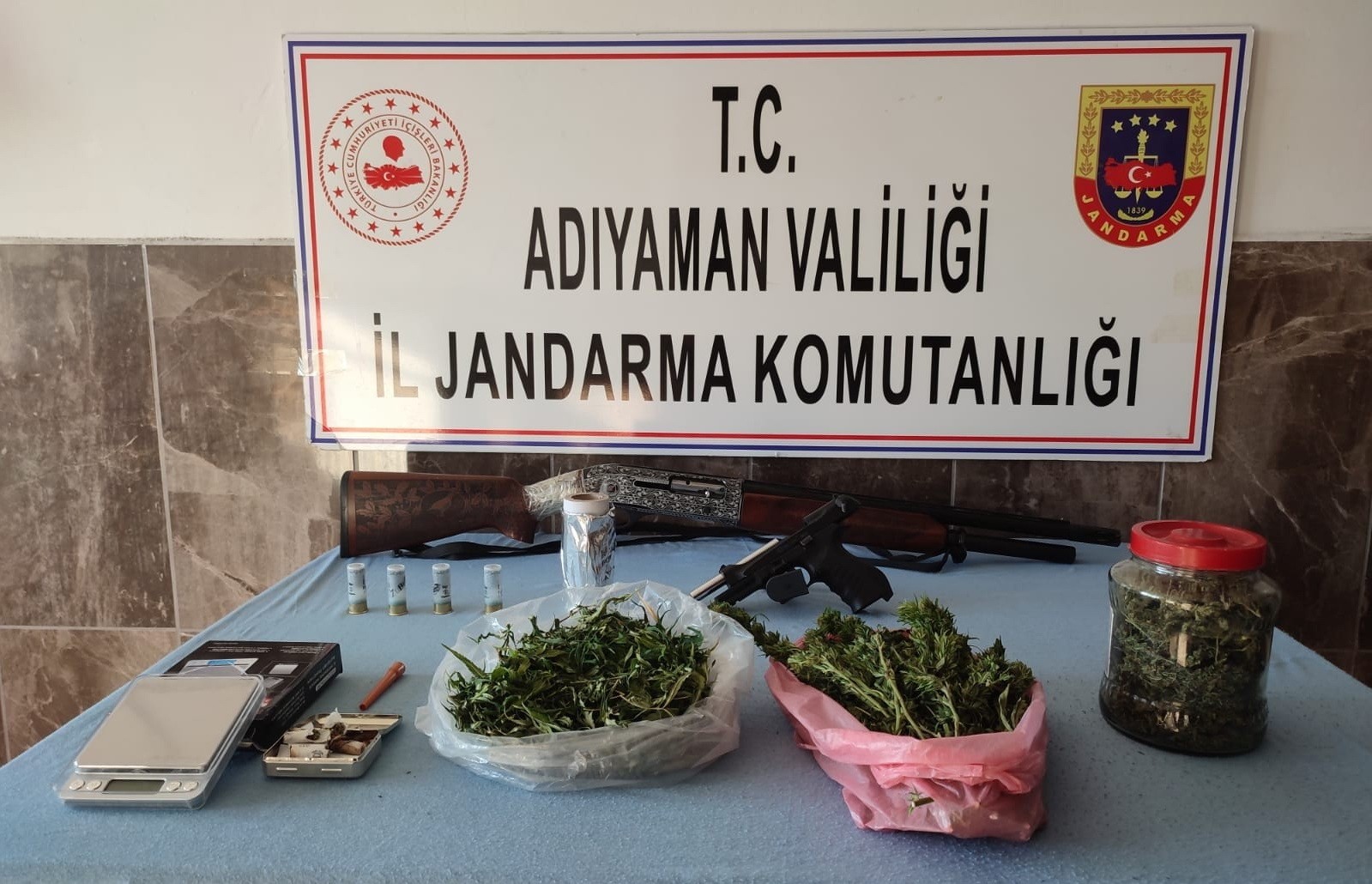 Jandarma uyuşturucu ve tabanca ele geçirdi