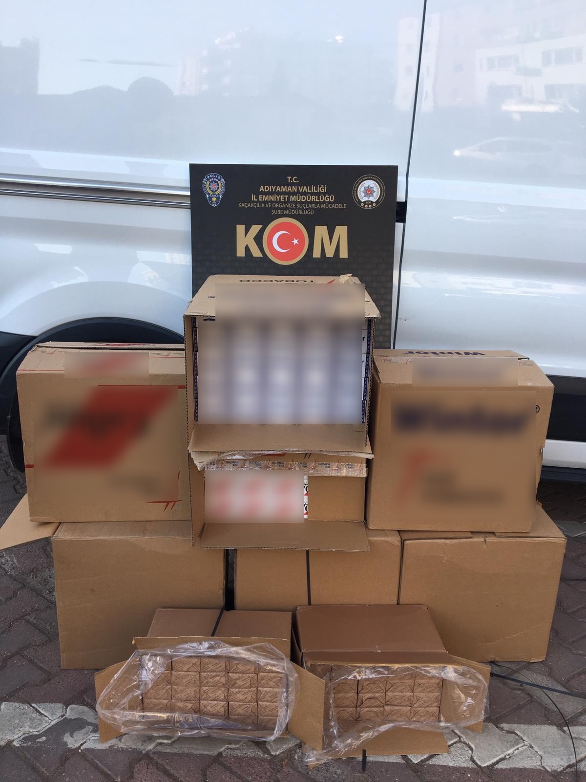 Kaçak cep telefonları ve sigaralar ele geçirildi