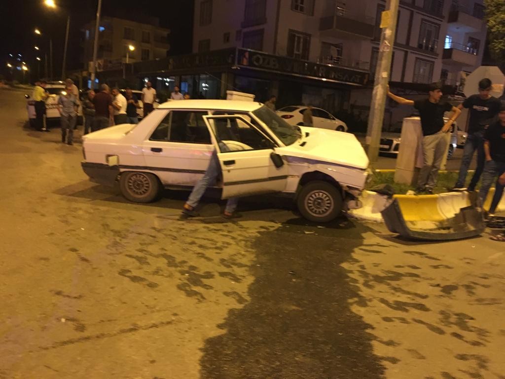 Kavşakta çarpışan otomobillerdeki 2 kişi yaralandı