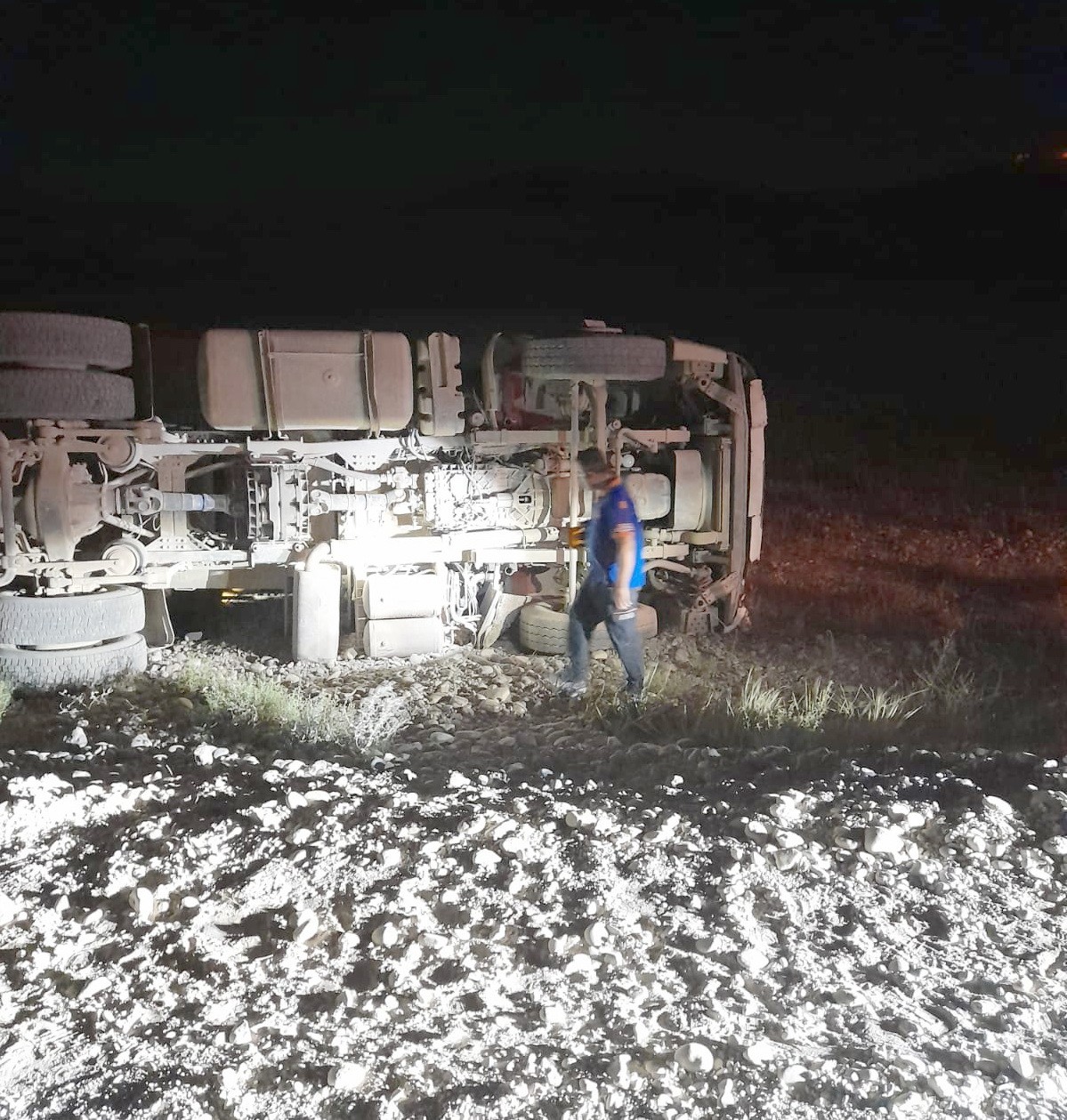 Kontrolden çıkan hafriyat kamyonu devrildi: 1 yaralı