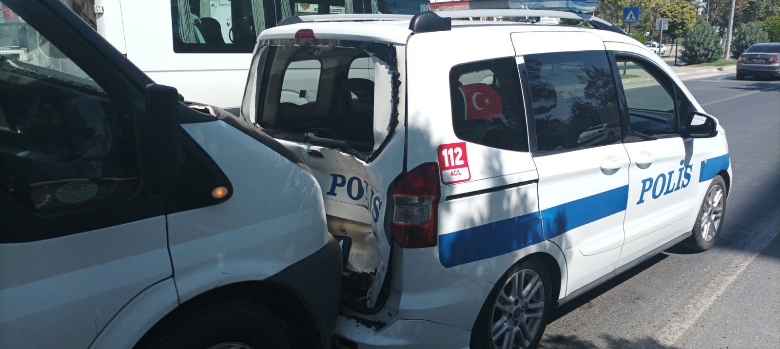 Minibüs polis aracına arkadan çarptı: 2 polis yaralı