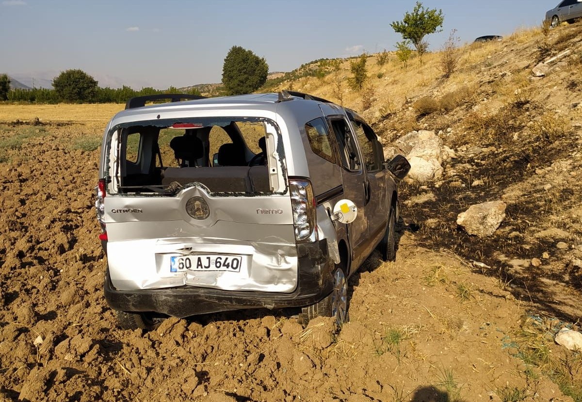 Otomobil hafif ticari araca arkadan çarptı: 1 Yaralı