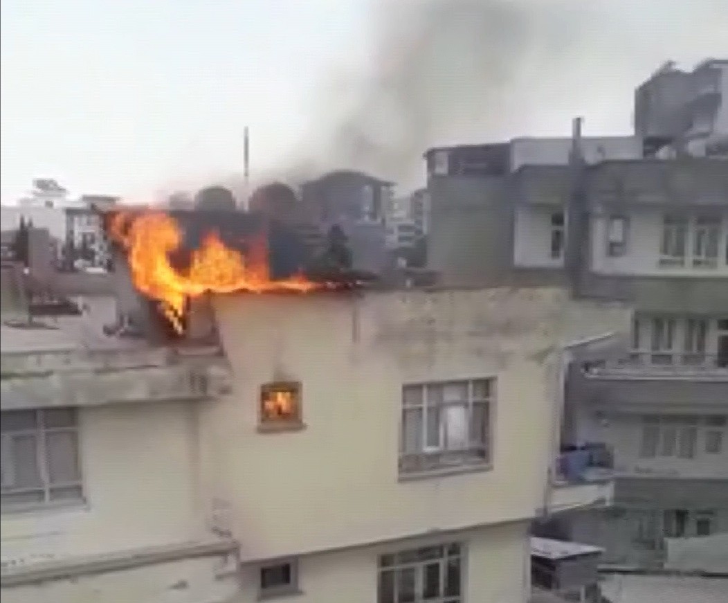 4 katlı binanın çatısı alev alev yandı