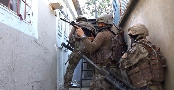 Besni'de operasyonlar devam ediyor: 18 gözaltı