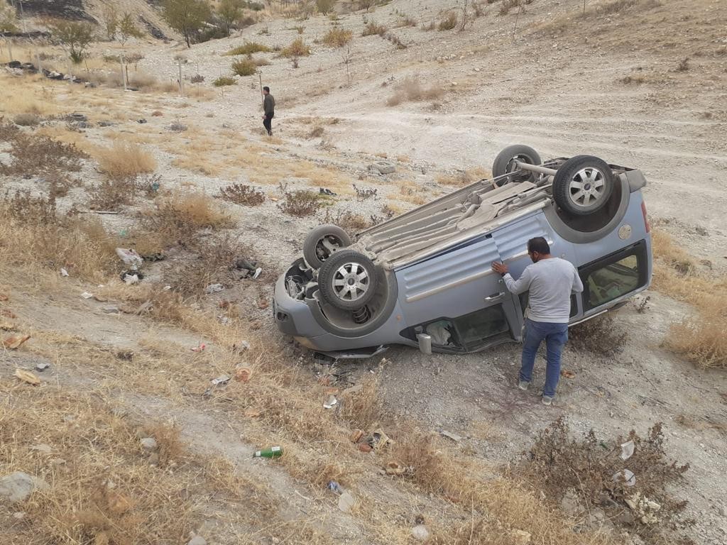 Hafif ticari araç şarampole yuvarlandı: 2 yaralı
