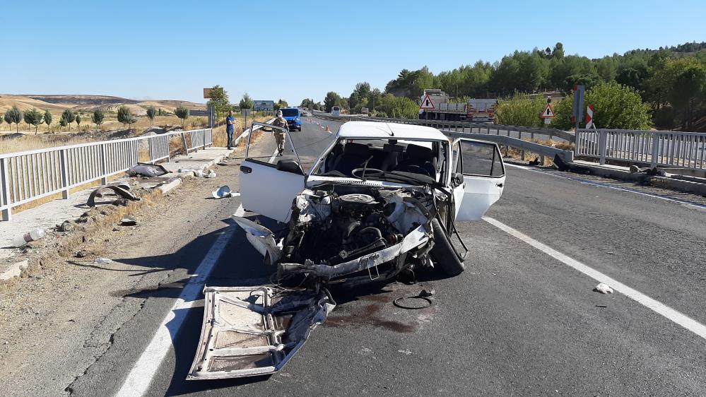 Hurdaya dönen otomobildeki 4 kişi yaralandı