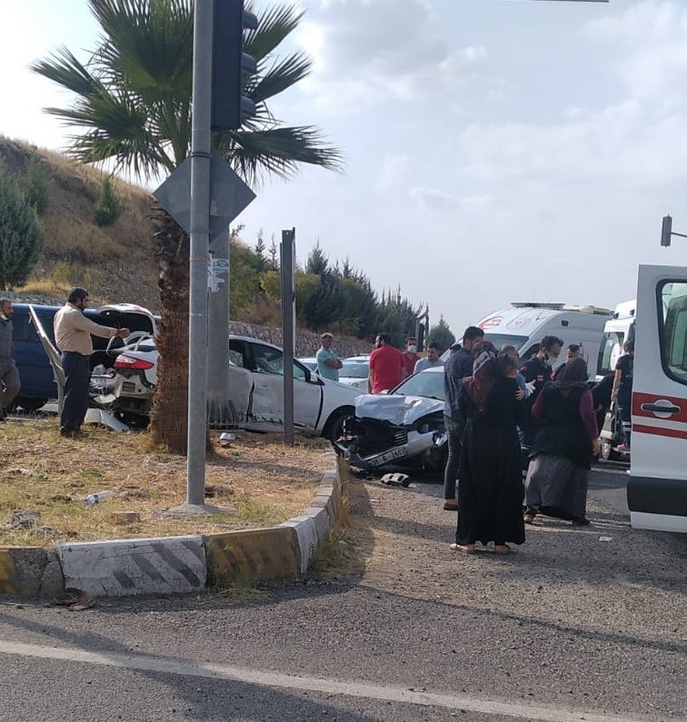 İki otomobil çarpıştı: 3 yaralı