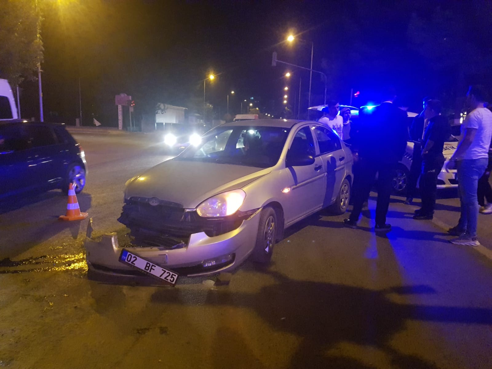 Kavşakta iki otomobil çarpıştı: 2 yaralı