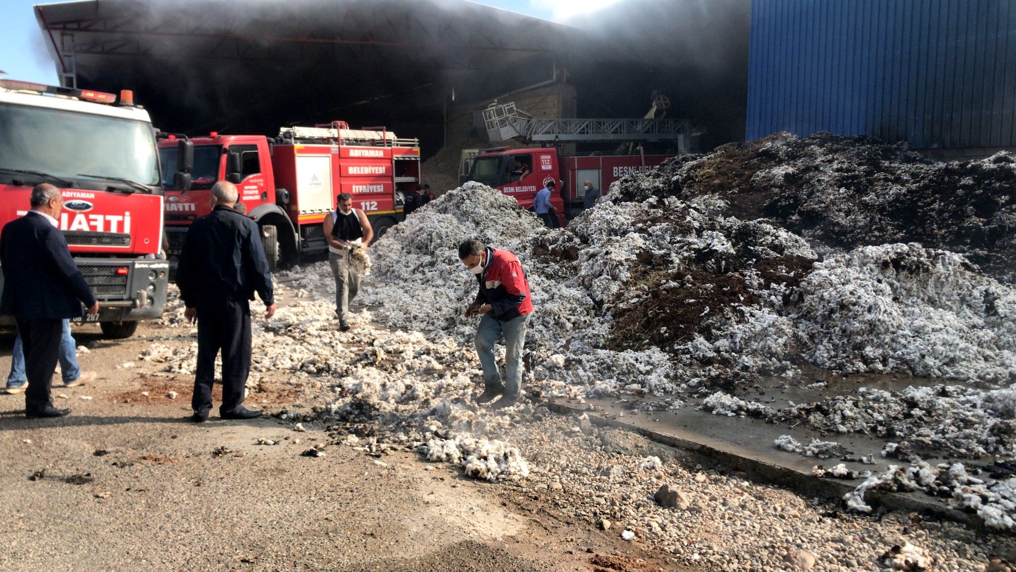 Pamuk işleme fabrikası içten içe yanıyor
