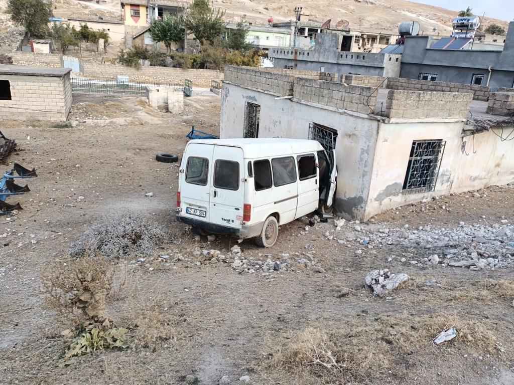 Tarım işçilerini taşıyan minibüs ikamete çarptı: 15 yaralı