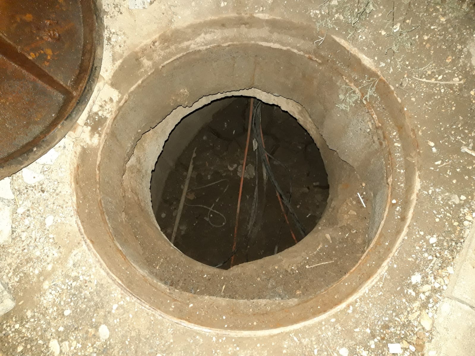 Kablo hırsızları rögarda yakalandı