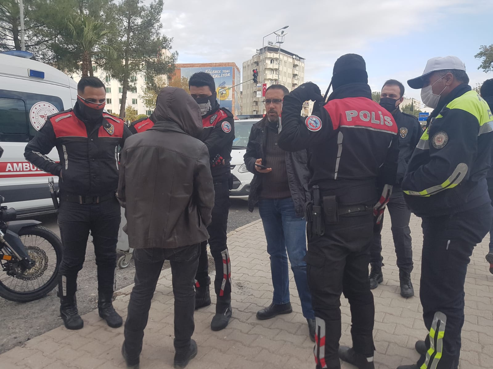 Binanın tepesine çıkarak intihar teşebbüsünde bulundu
