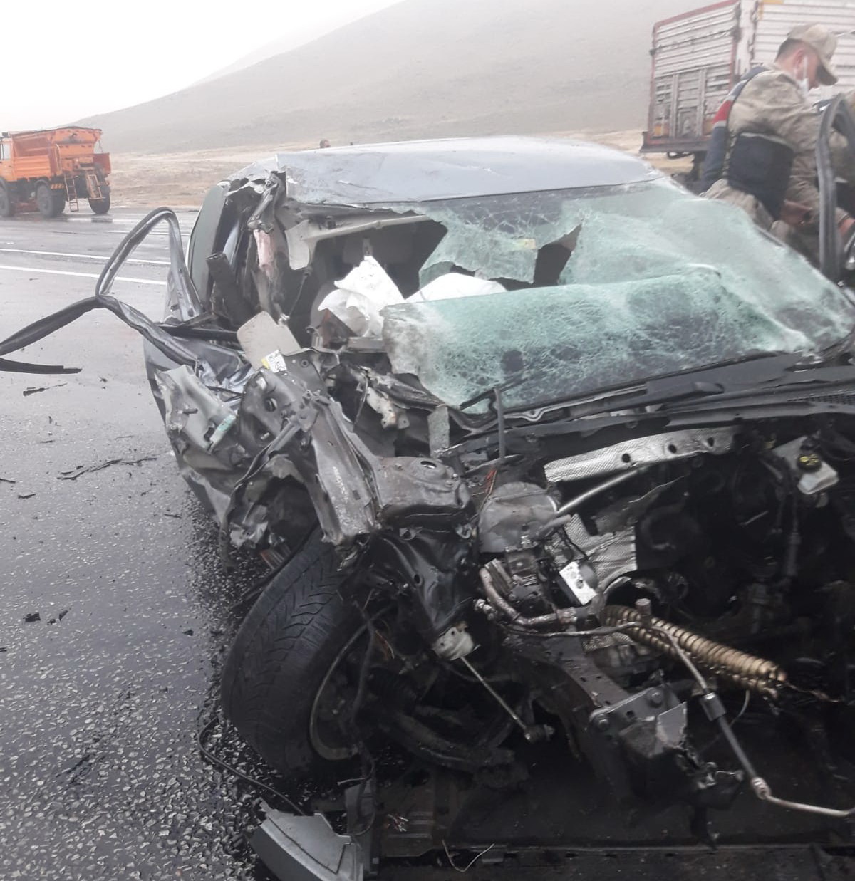 Karşı şeride geçen tır 2 araca çarptı: 3 yaralı