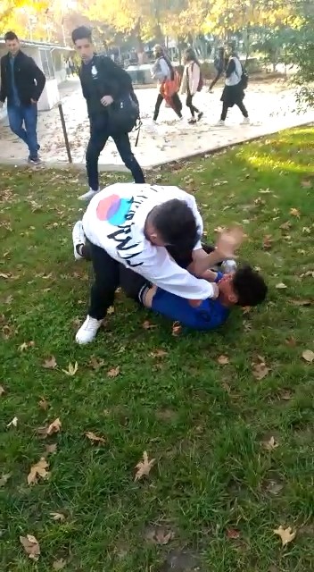 Öğrenciler yumruk yumruğa birbirine girdi