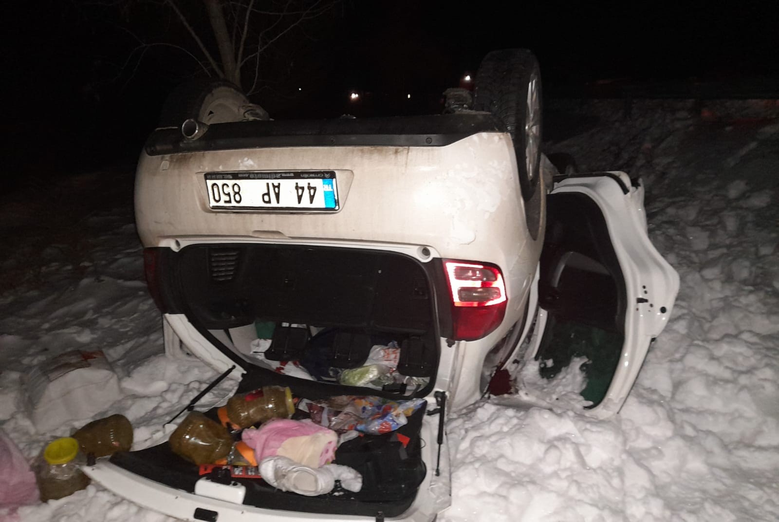 Karlı yolda otomobil takla attı: 4 yaralı