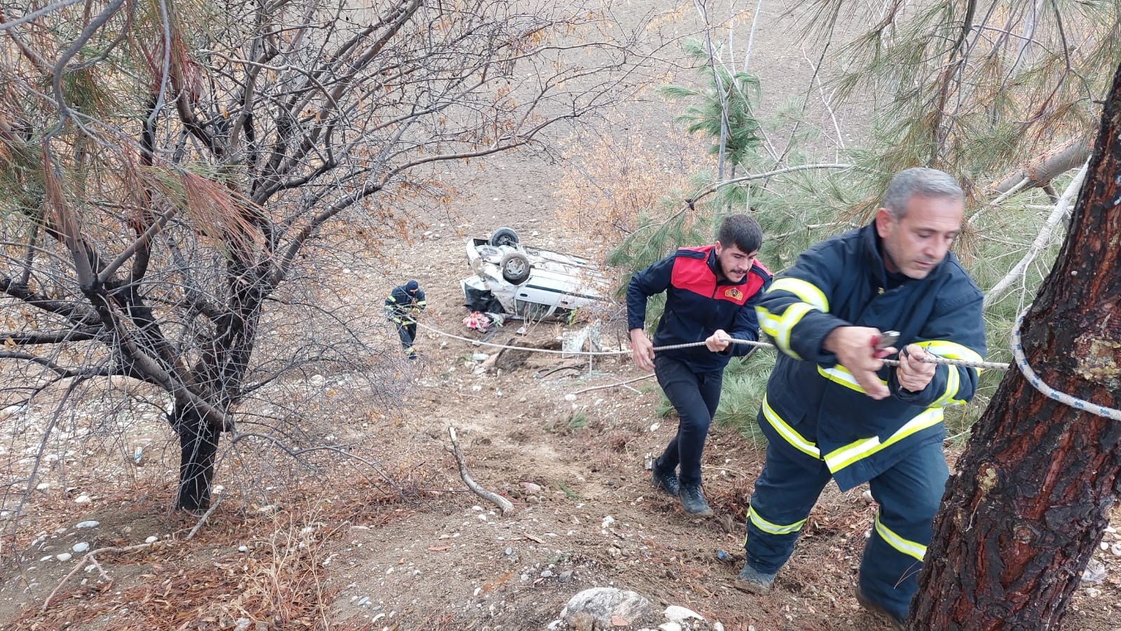 Kontrolden çıkan otomobil tarlaya yuvarlandı: 4 yaralı