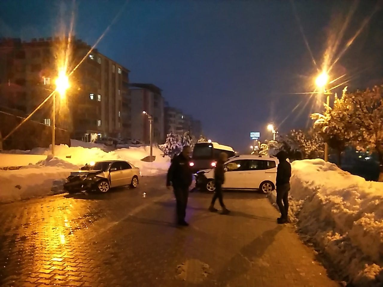 Otomobil ile hafif ticari araç çarpıştı: 2 yaralı