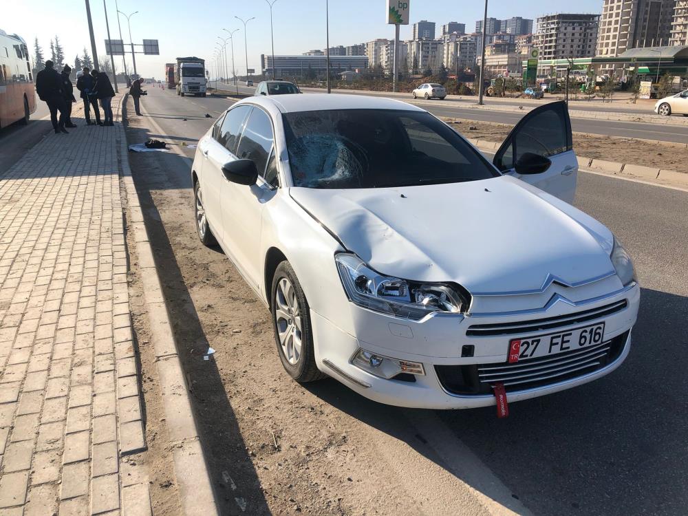 Yolun karşısına geçerken canından oldu