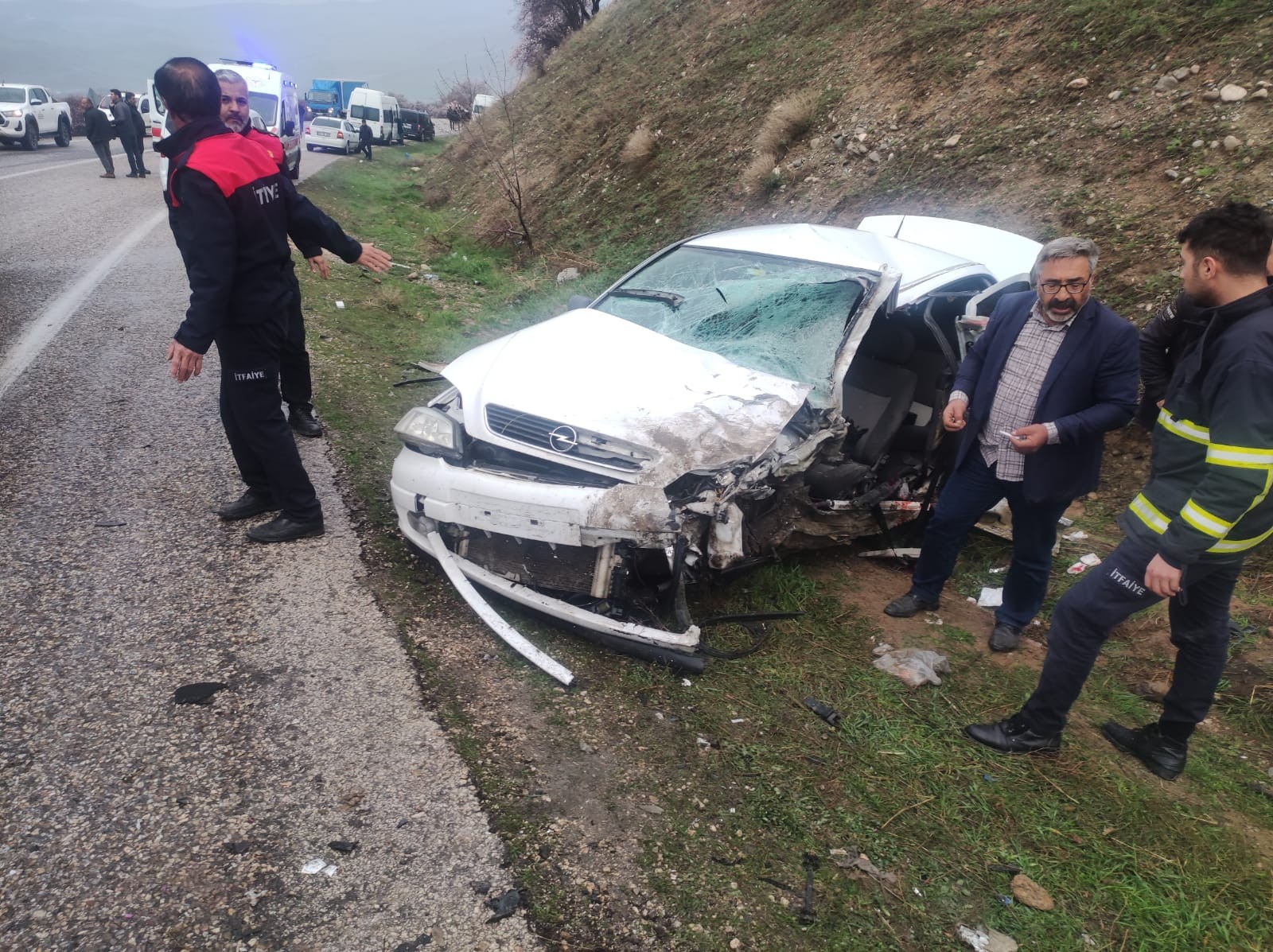 Minibüs ile otomobil çarpıştı: 1’i ağır 4 yaralı