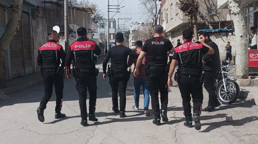 Annesine zarar vermek isteyen kardeşini silahla yaraladı