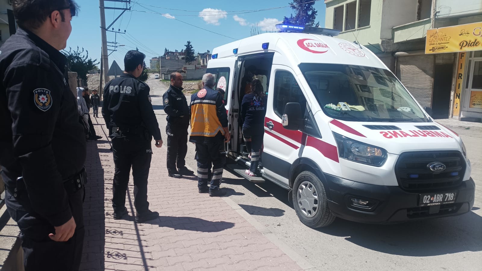 Hamile kadına saldırdılar