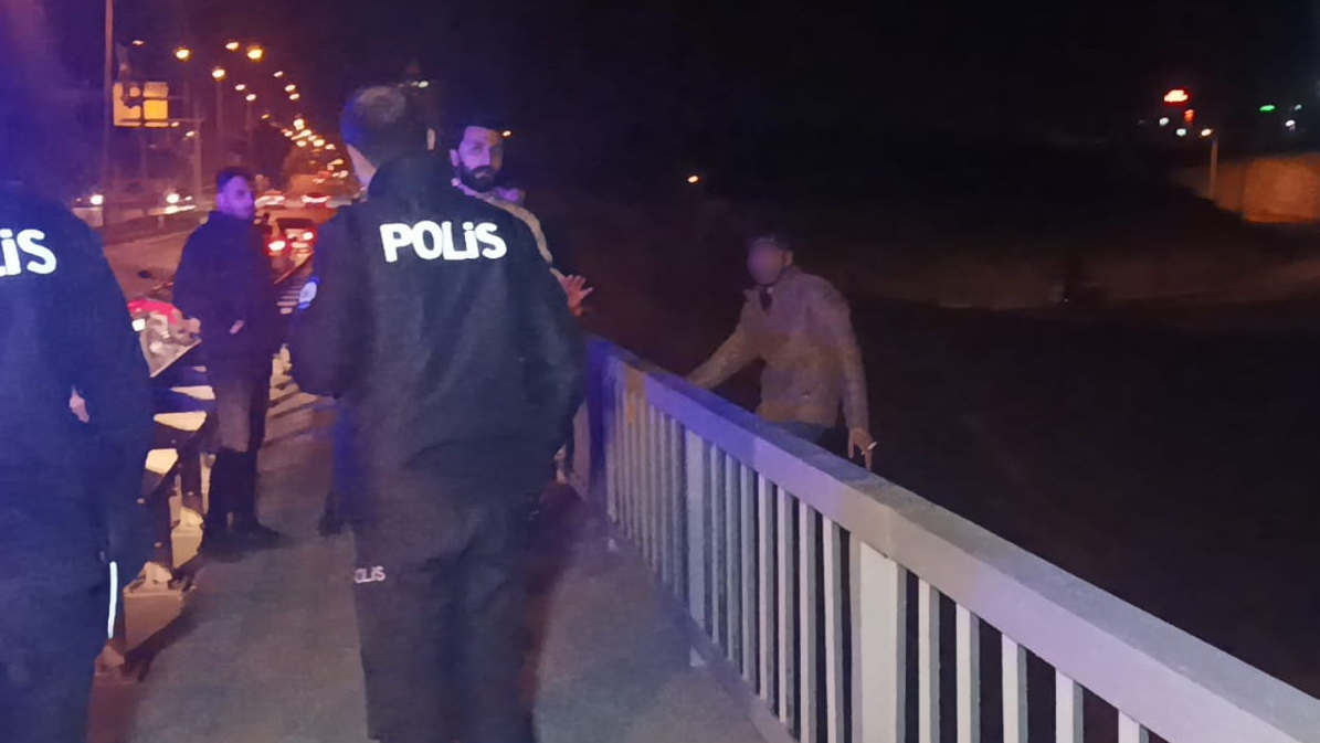‘Sevdiğim kız gelmezse atlarım’