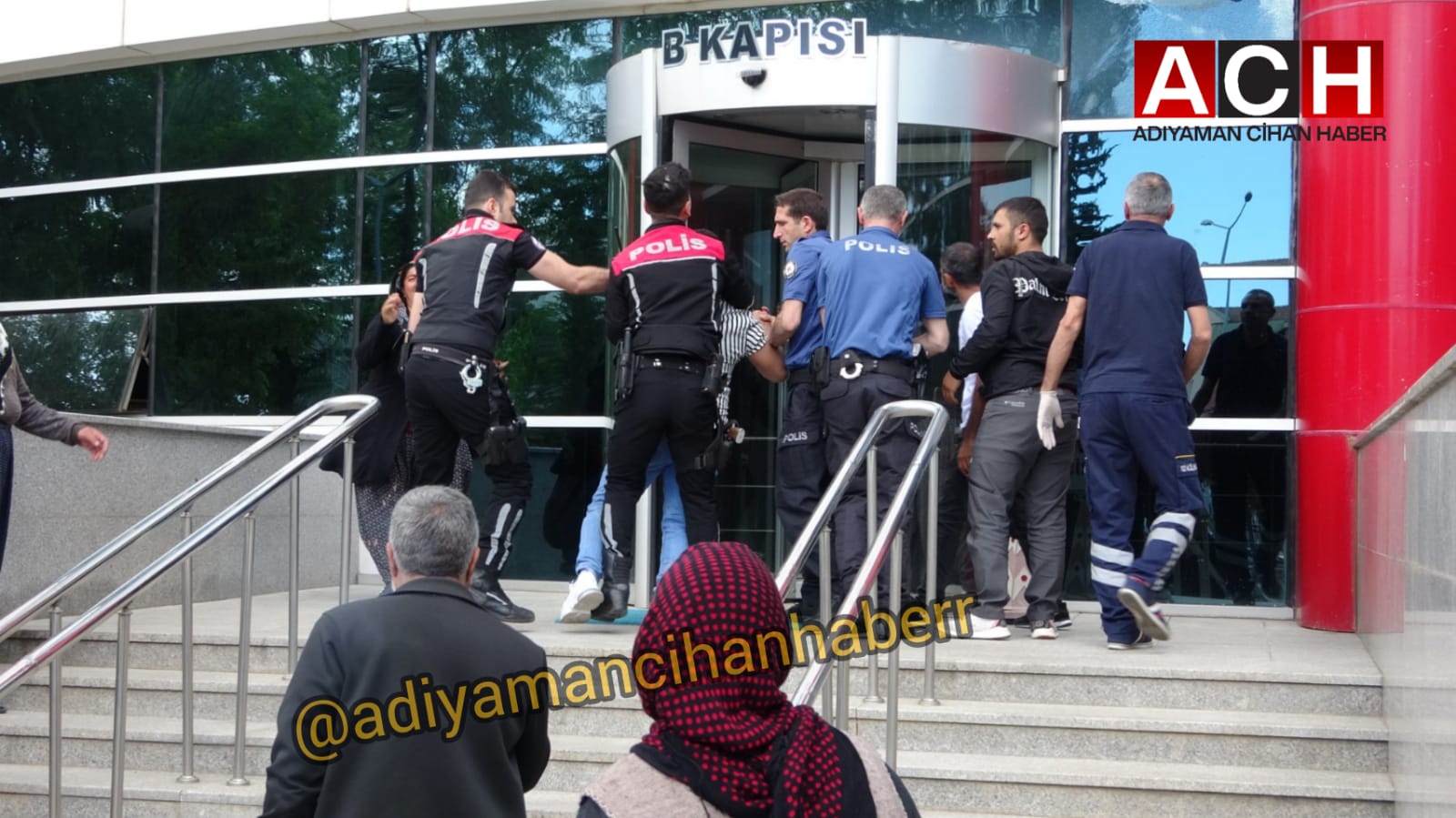 Gözaltındaki genç, adliye içerisinde yaşamına son verdi