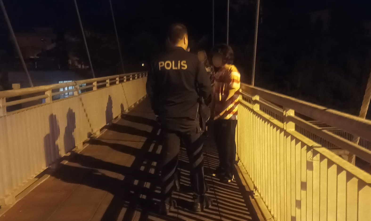 Biri kadın 2 şahsın, üst geçitte 'İntihar Edeceği' ihbarı polisi alarma geçirdi