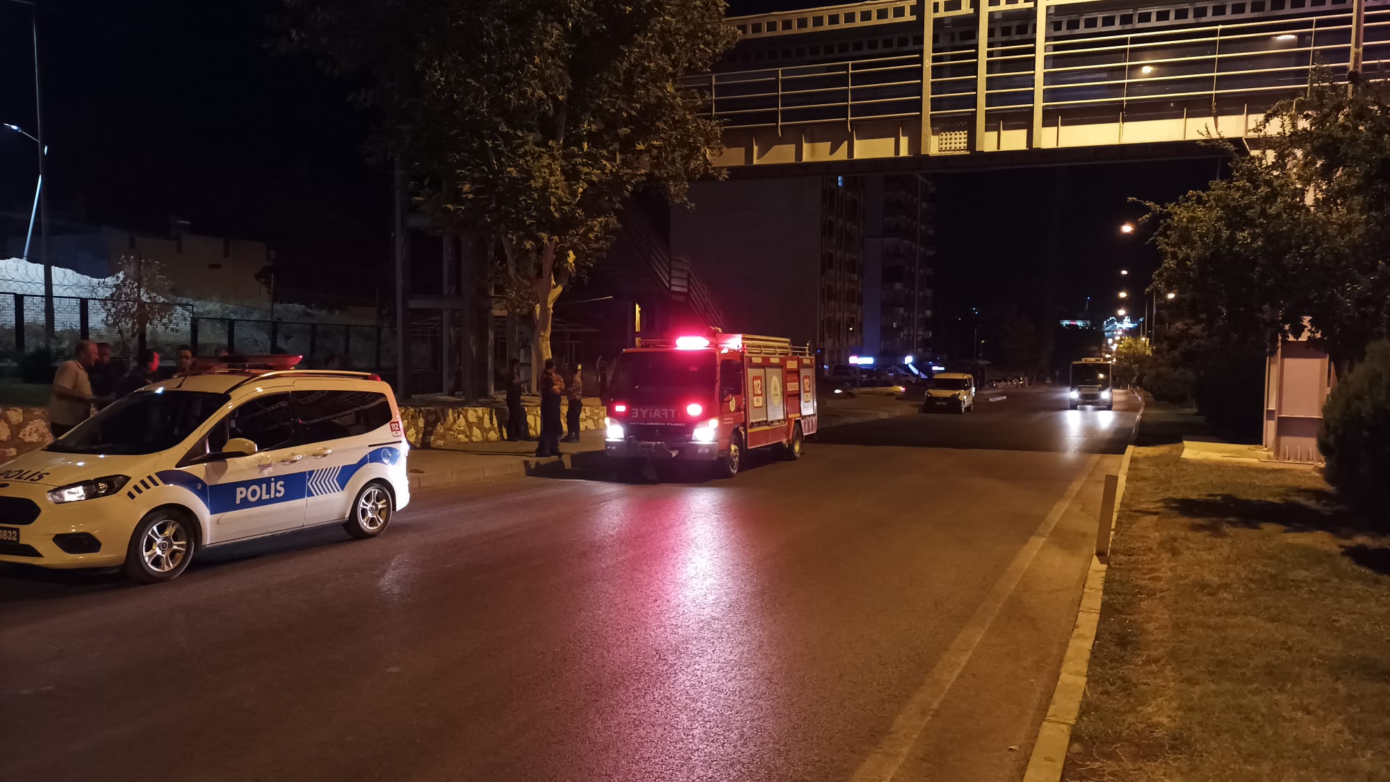 Üst geçide çıkarak canına kıymak istedi