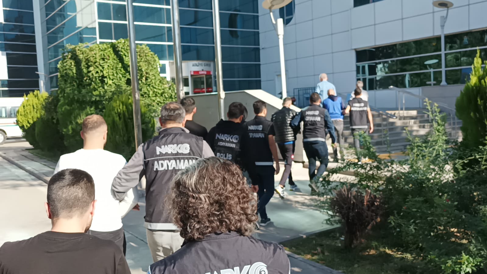 Operasyonda gözaltına alınan şahıslar adliyeye sevk edildi