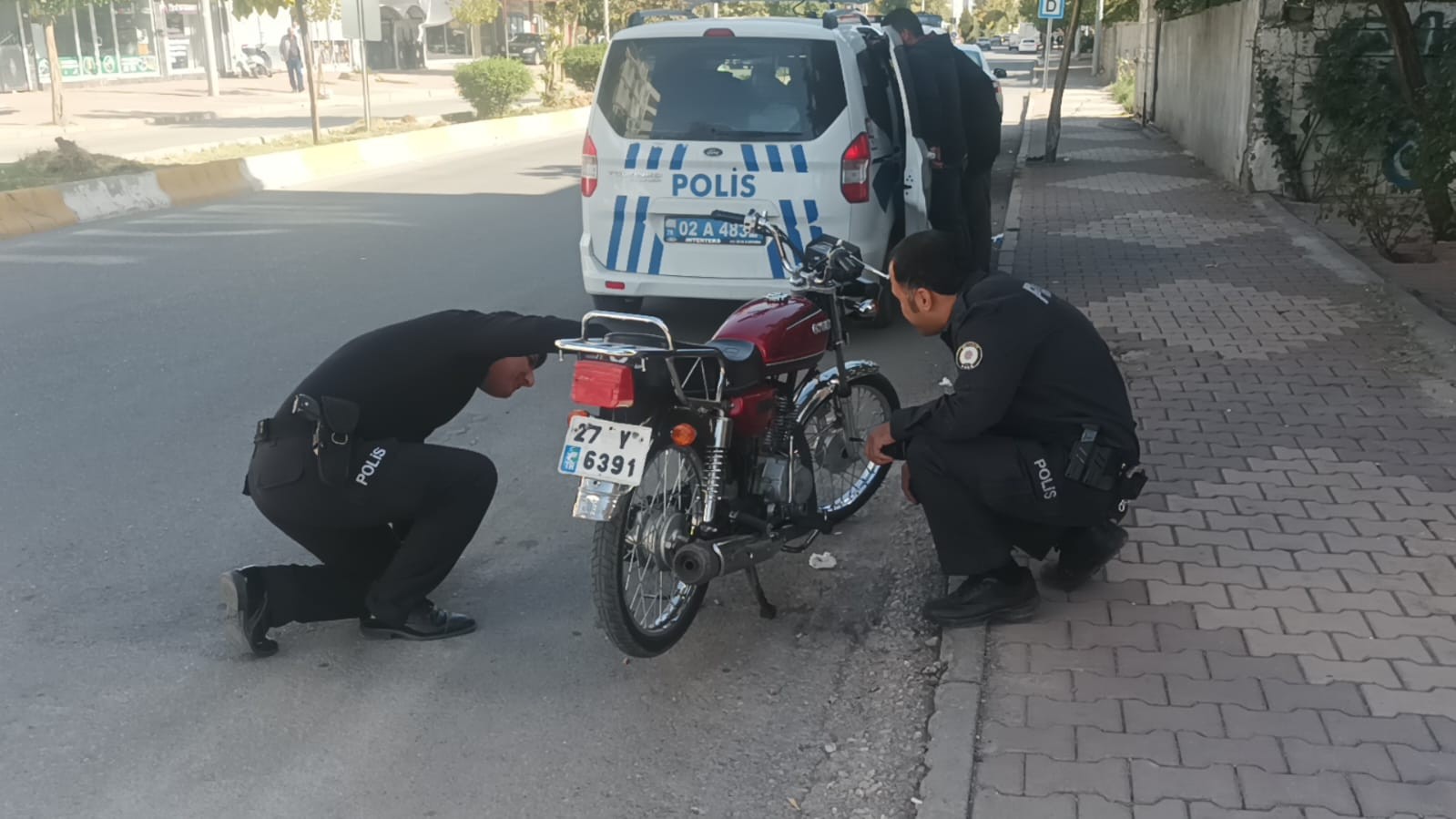 Çalıntı motosiklet ile asayiş resmi polis ekiplerinden kaçamadı.