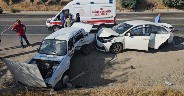 Adıyaman’da iki otomobil çarpıştı: 4 yaralı