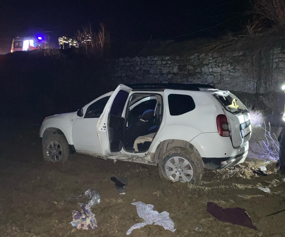 Kontrolden çıkan otomobil şarampole yuvarlandı: 2 yaralı