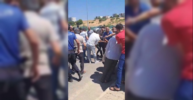 Köprüde asılı kalan otomobil düşmesin diye üzerine çıktılar