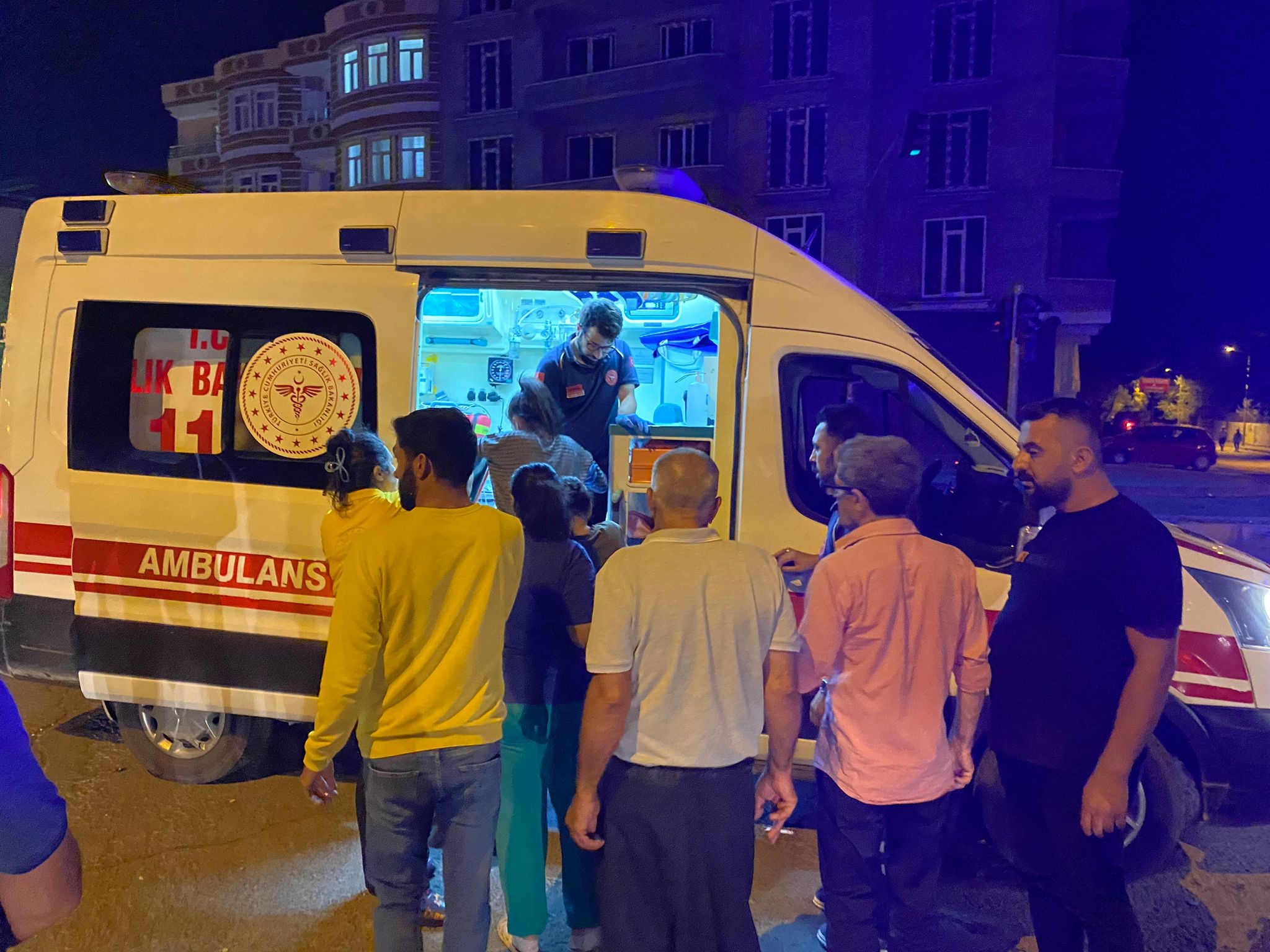 Hafif ticari araç ile motosiklet çarpıştı: 1 yaralı