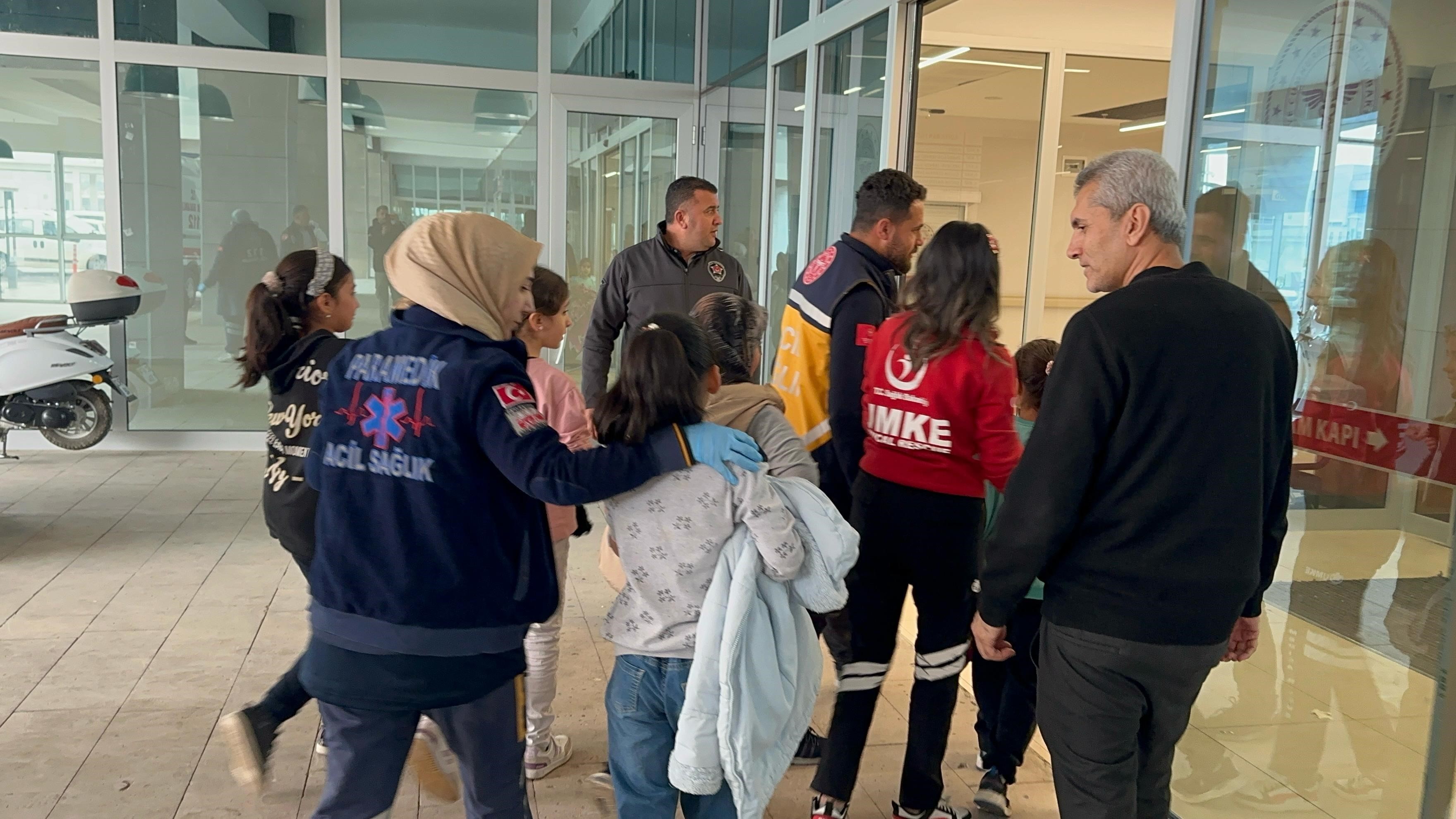 Yedikleri şekerden zehirlenen 15 öğrenci hastaneye kaldırıldı