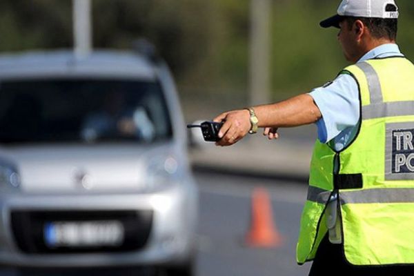 20 yıldır ehliyetsiz araç kullanan şahıs ilk kez polise yakalandı