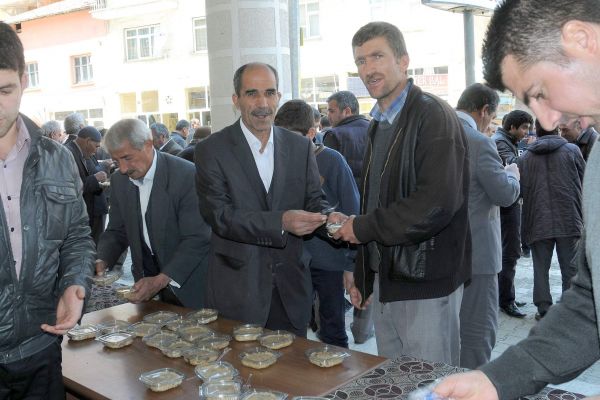 2 BİN KİŞİYE İRMİK HELVASI DAĞITILDI