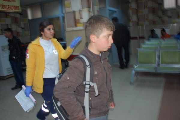 2 LİRA İÇİN SOKAK ORTASINDA BIÇAKLANDI