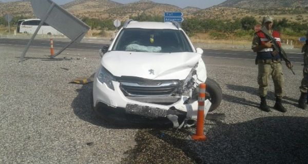 2 otomobil çarpıştı: 4 Yaralı