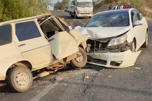 2 Otomobil çarpıştı