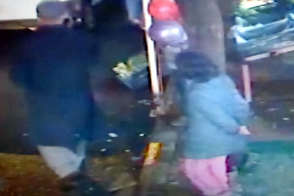 2 ŞAHIS, KÜÇÜK KIZA..!